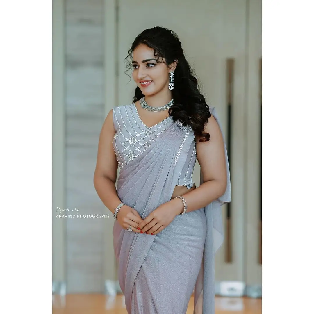 MALAYALAM ACTRESS MALAVIKA MENON STILLS IN BLUE SAREE SLEEVELESS BLOUSE 7